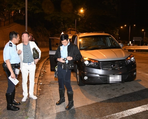 何文田一名司機停在路旁昏睡,酒精測試超標涉醉駕被帶走。