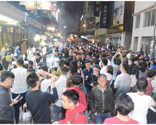 組織建議政府參考農曆新年期間劃定臨時擺賣區的做法。圖為農曆新年期間小販在旺角擺檔。資料圖片
