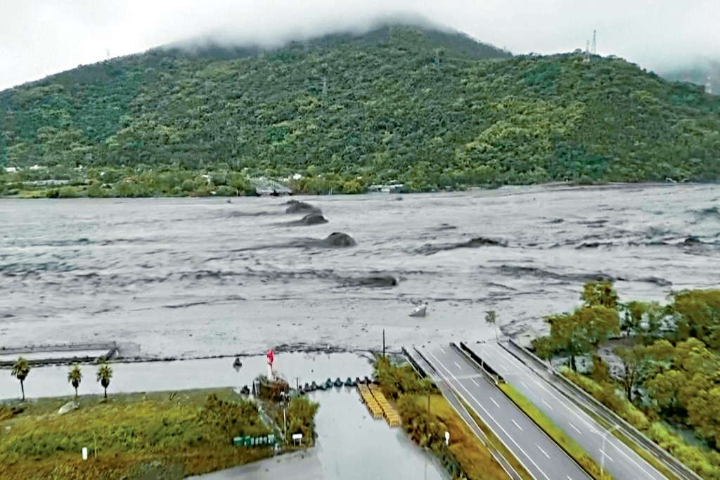 大量洪水沖斷馬太鞍溪橋。