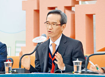 小組主席黃遠輝表示，土地問題急在眉睫。
