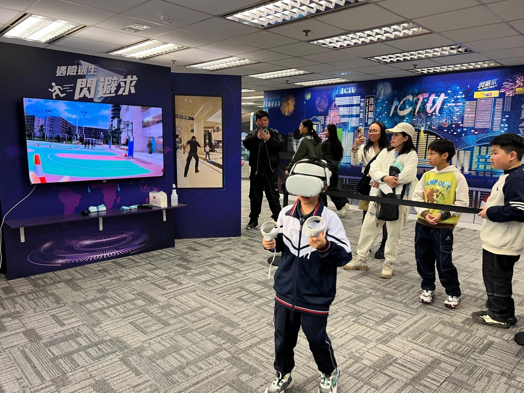 三地的参赛球员到安全社区体验馆参观。