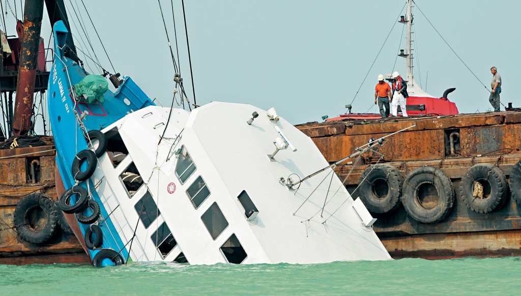 「南丫四號」捱撞後迅速沉下海底，事後由巨型吊船撈回上水面。