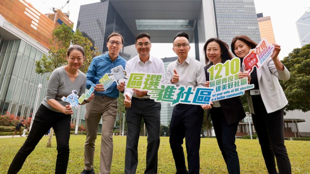 李百全與保安局各副秘書長手持區選標牌作出呼籲。保安局fb