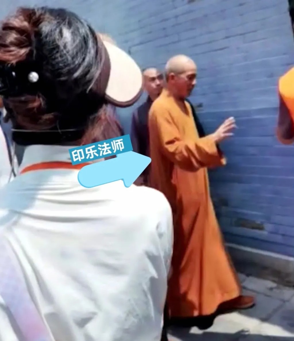 有內媒直播期間意外捕獲少林新住持印樂法師。第一財經 有內媒直播期間意外捕獲少林新住持印樂法師。第一財經
