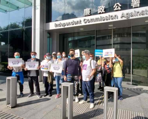 两个团体10多人先在门外叫口号及举起标语。