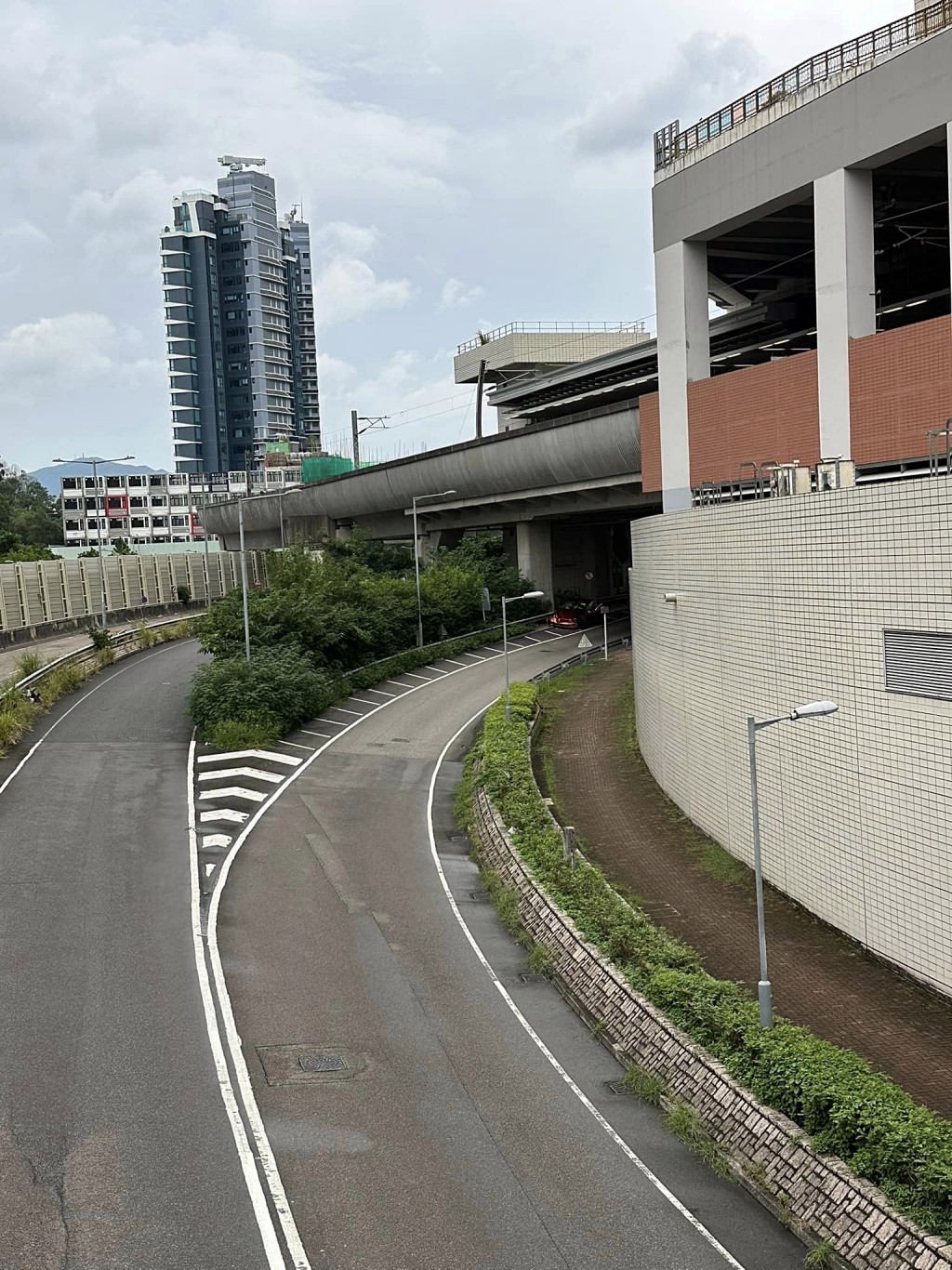 私家車在馬鞍山繞道失控撞壆 。fb：車cam L（香港群組）