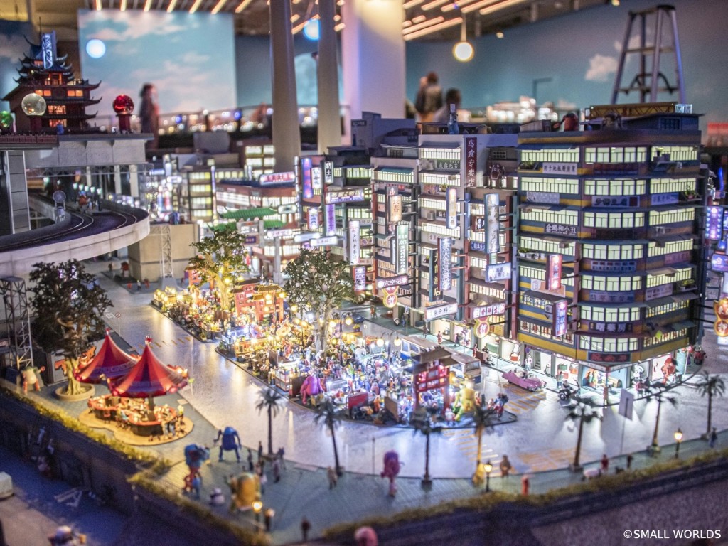 【Small worlds tokyo】Small Worlds Tokyo在2022年6月正式在東京開幕，是目前世界上最大的室內迷你模型世界場館。場館劃分成6個區域，分別是「太空中心」、「世界小鎮」、「美少女戰士」、「關西國際機場」「新世紀福音戰士格納庫」、「新世紀福音戰士第3新東京市」。