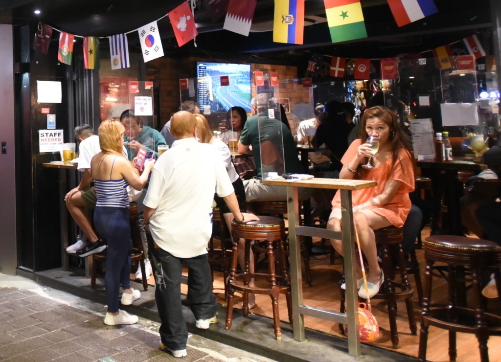 兰桂坊酒吧充满世界杯气氛。（尹敬堂摄）