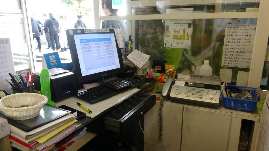 餐廳職員發現收銀機被撬毀,內裏約一萬港元被偷走。林思明攝