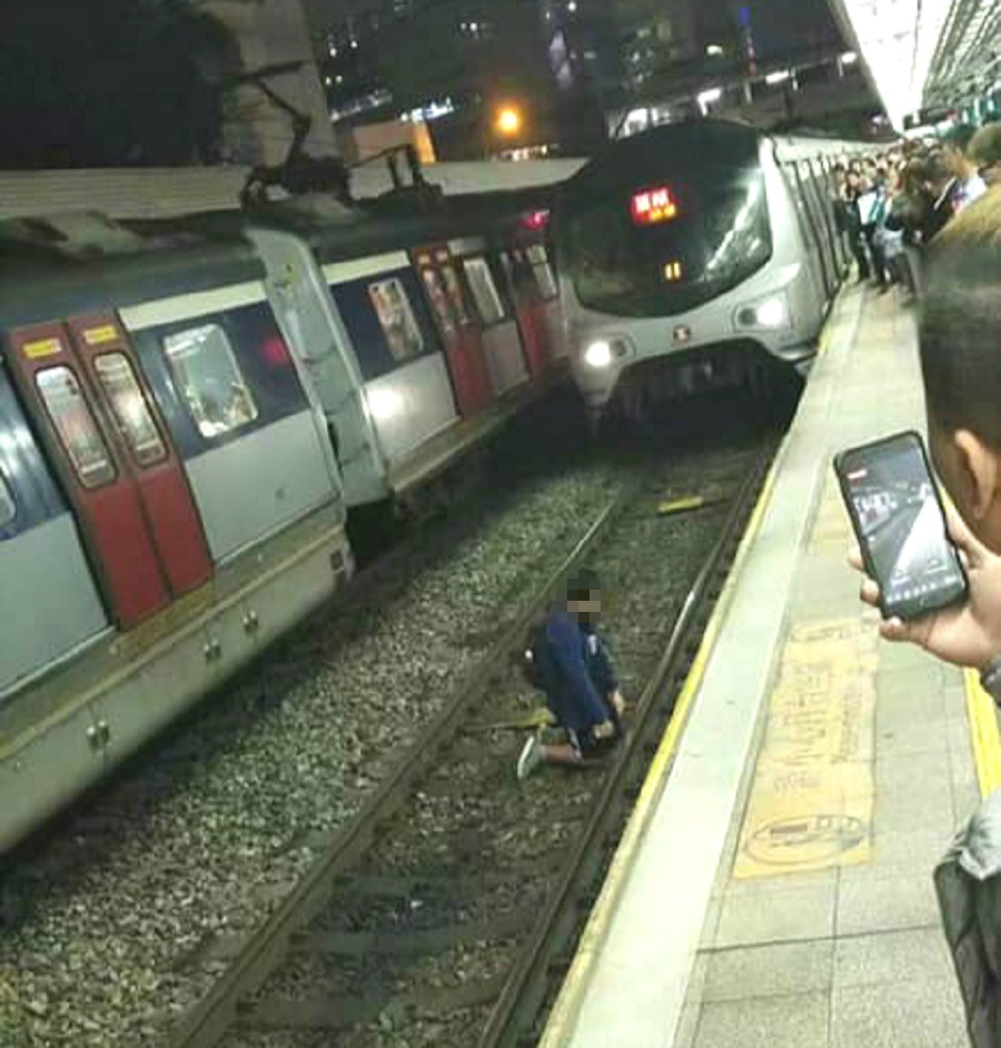 男子離奇墮軌跪下。網民張志堂圖片