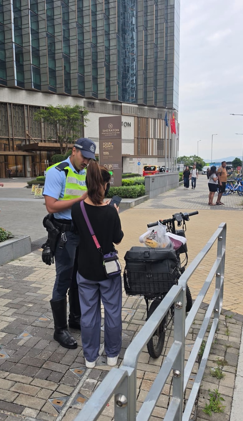 警方打擊非法使用電動可移動工具及相關違法問題。 警方打擊非法使用電動可移動工具及相關違法問題。