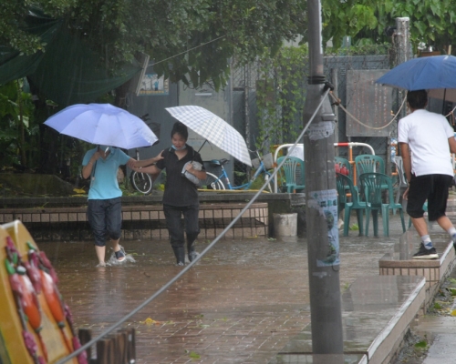 有居民繼續出外。 資料圖片