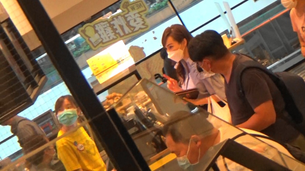 講完電話,羅霖去咗M記買外賣。