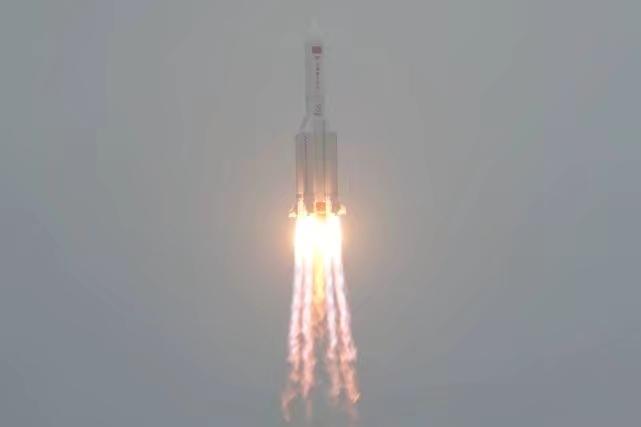 長征五號B火箭搭戴天和號太空站核心艙升空。 長征五號B火箭搭戴天和號太空站核心艙升空。