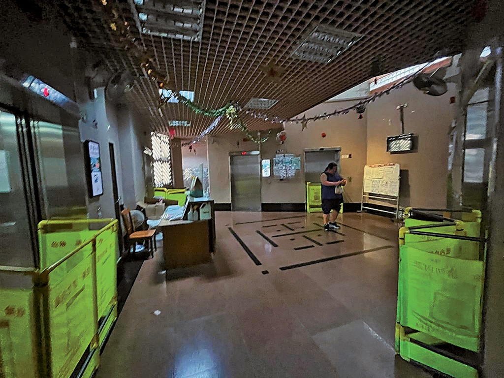 青衣长安邨二期安湄楼变电站发生故障，多幢大厦升降机停止运作，住户停电。