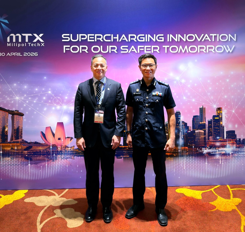 警务处处长周一鸣（左）出席新加坡MTX（Milipol TechX Summit）2026峰会，其间与新加坡警察总监侯光辉会面，就双方关注的议题交换意见。