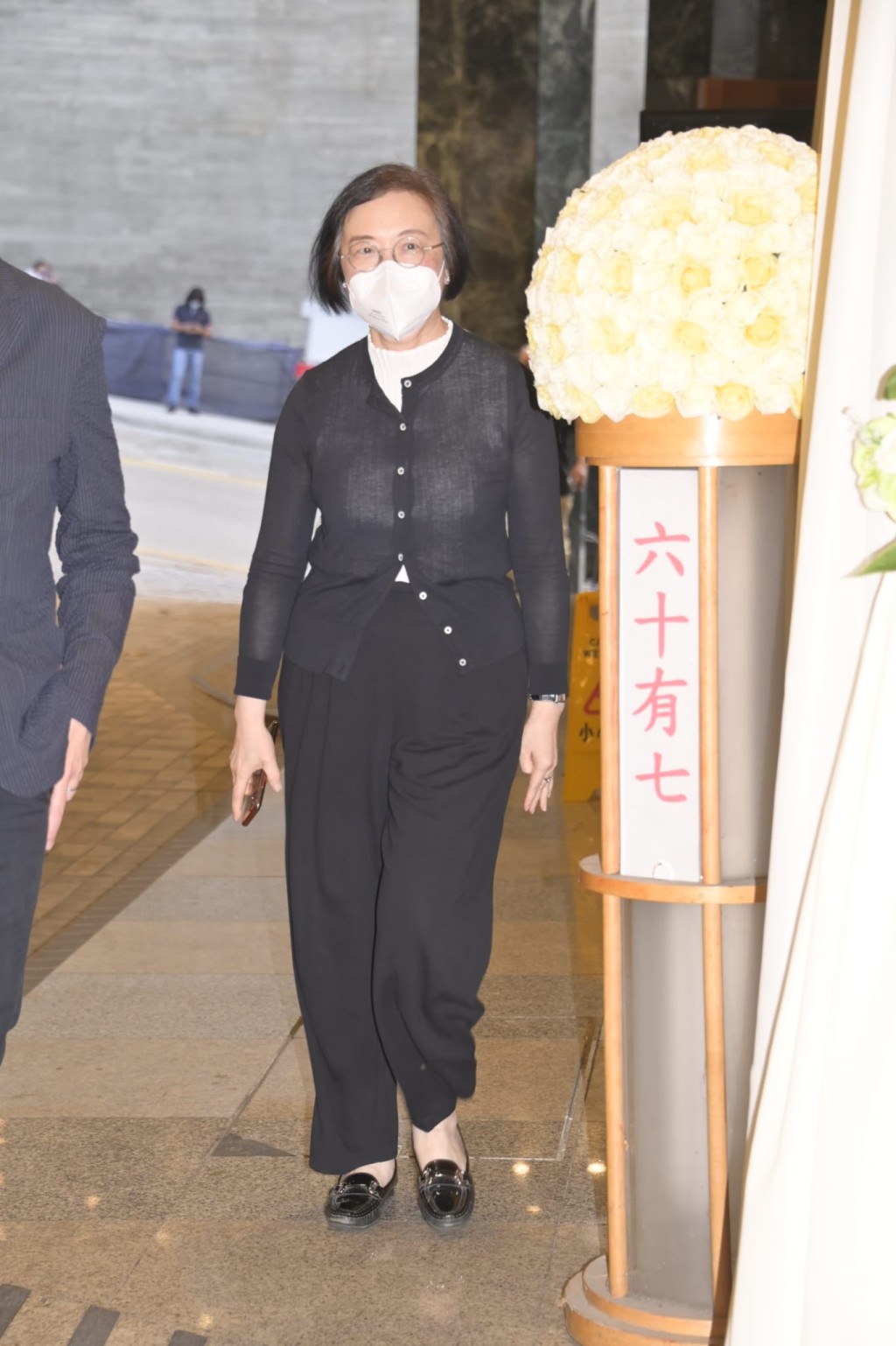 食物及衞生局局長陳肇始都有到場悼念。