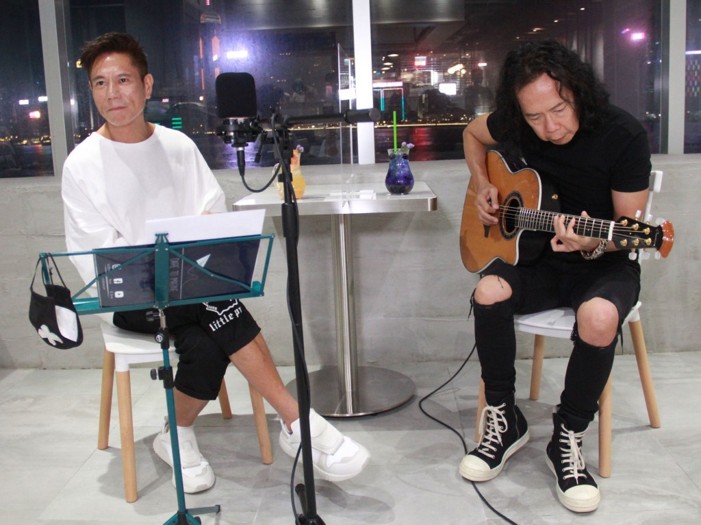 雖然隔住塊膠板唱歌，但完全冇影響Joey同Patrick嘅默契。