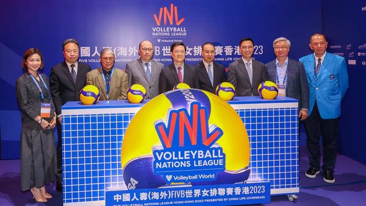 行政長官李家超(中)、中聯辦主任鄭雁雄(左四)、外交部駐港特派員劉光源(右四)、文化體育及旅遊局局長楊潤雄(右三)、香港賽馬會董事楊紹信博士(右二)、港協會暨奧委會長霍震霆(左三),及香港排球總會會長吳守基(右一) 在「世界女排聯賽香港 2023」開幕禮上合照。