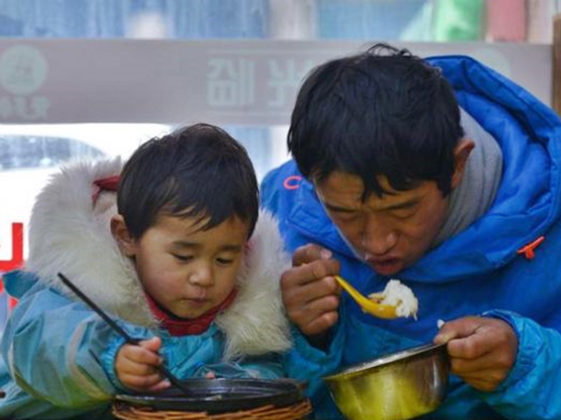 通常到了下午3點後，他們兩父女才能真正坐下吃午飯。網圖