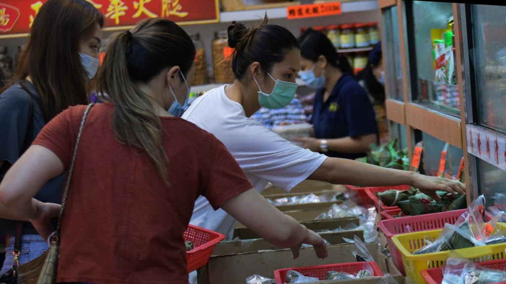多區都有市民買糉。資料圖片