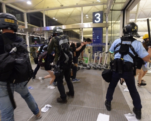 防暴警當晚在機場驅散人群。資料圖片