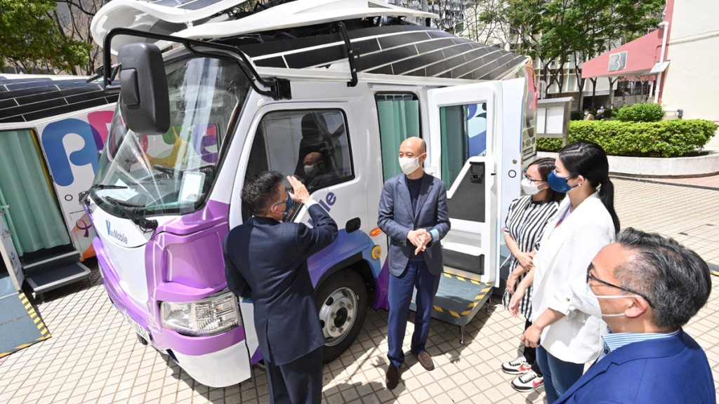 黃錦星到觀塘翠屏邨，視察以電動接種車形式運作的流動疫苗接種站（四號站）。政府圖片