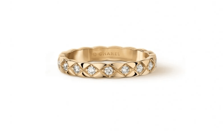 CHANEL Coco Crush 钻石菱格纹戒指。