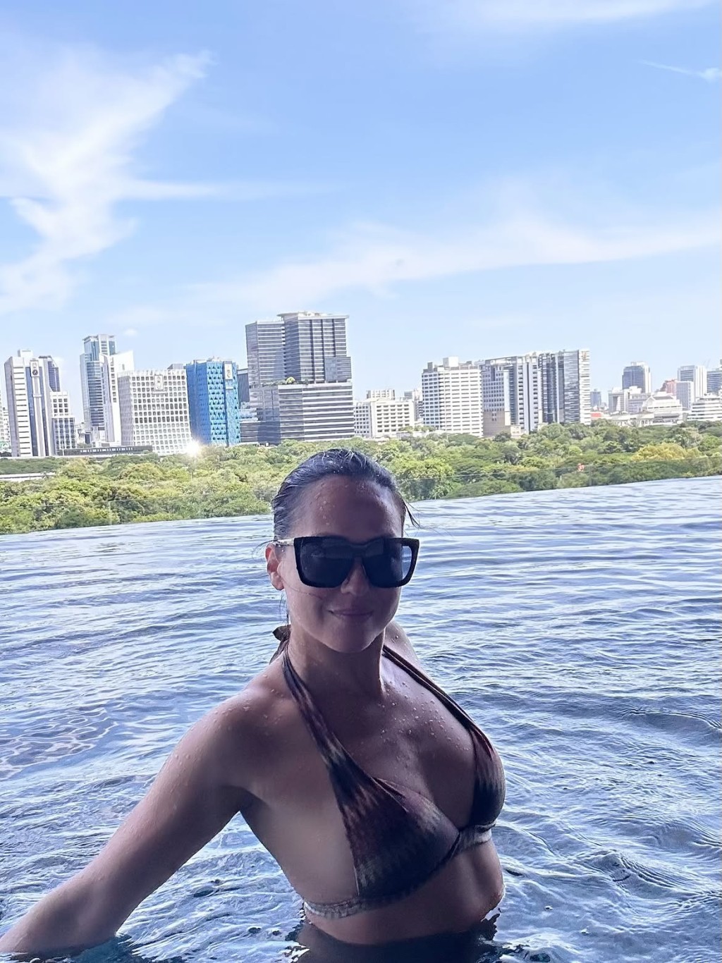 貝安琪穿上比堅尼大騷身材。