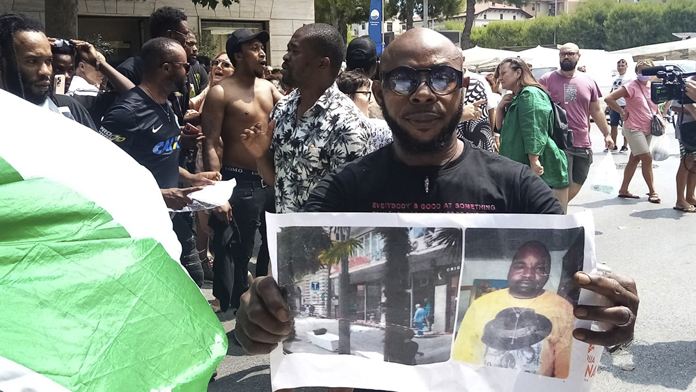 尼日利亞裔小販當街遇襲亡，意大利數百人上街示威。AP