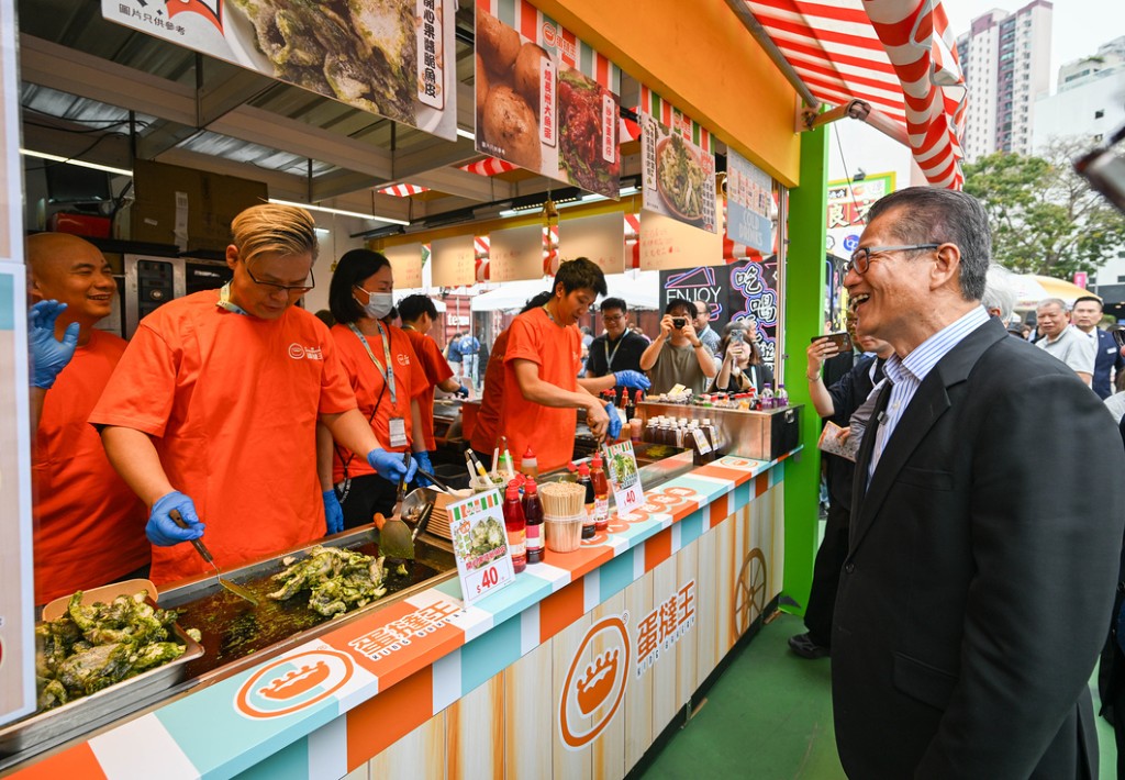 陳茂波在工展會上與展商交流。陳茂波網誌圖片 陳茂波在工展會上與展商交流。陳茂波網誌圖片