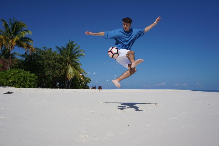 德國花式足球達人Marcel Gurk會率先來到馬爾代夫的兩家Soneva度假村獻技。