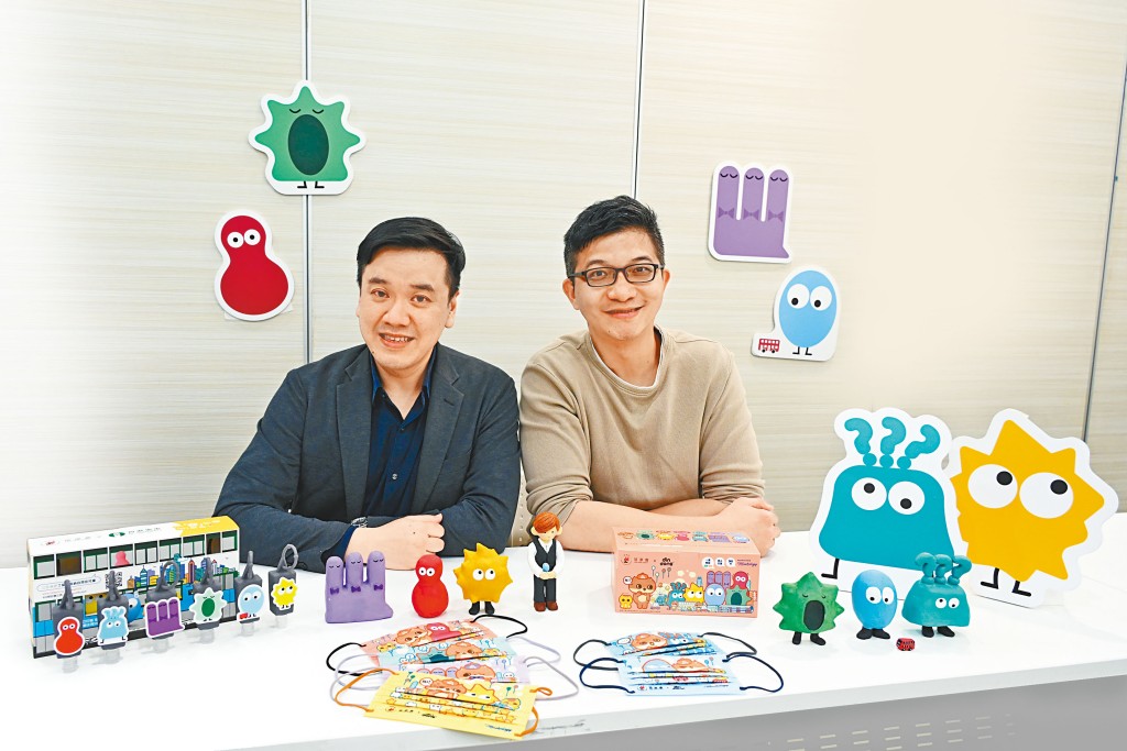 協康會傳訊部主管兼有份參與創作「A+家族」角色的劉向榮（左），以及參與設計慈善產品的動漫創作人、《癲噹》的原創者陳宇峰（右）。