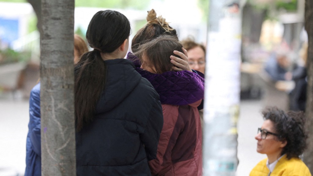塞爾維亞首都貝爾格萊德一間學校發生槍擊案，親屬趕到學校了解情況。