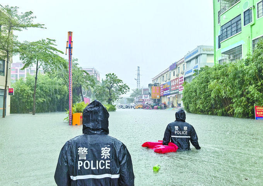 受台风「潭美」残涡和冷空气影响，三亚多地日前遭遇暴雨侵袭。