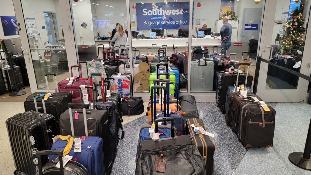 連航空公司櫃位前都堆滿行李。美聯社