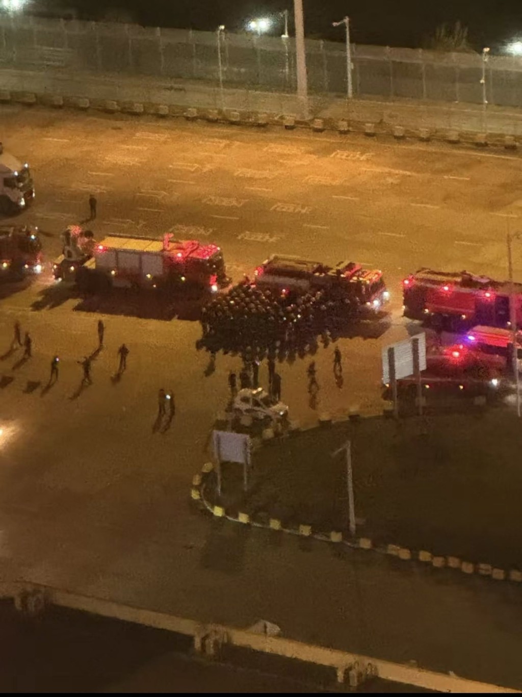 網民拍攝到大批深圳消防在蓮塘口岸外集結,疑準備來港協助求火。FB@關你車事 網民拍攝到大批深圳消防在蓮塘口岸外集結,疑準備來港協助求火。FB@關你車事