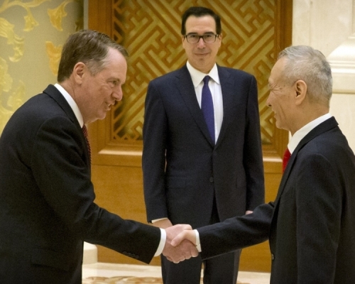 中美高級別貿易磋商在北京舉行。副總理劉鶴接待美國貿易代表萊特希澤及財長姆努欽，雙方先握手示好，之後在長枱會議室內，正式開展磋商。AP