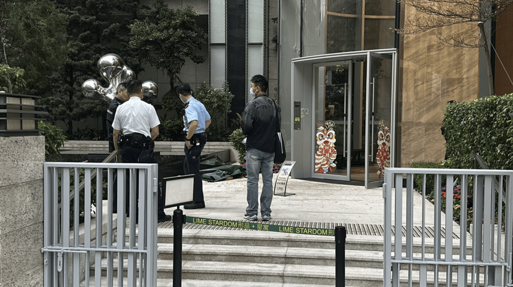 警方以綠色膠布蓋掩男子遺體,正在現場調查男子墮樓原因及經過。蔡楚輝攝 警方以綠色膠布蓋掩男子遺體,正在現場調查男子墮樓原因及經過。蔡楚輝攝