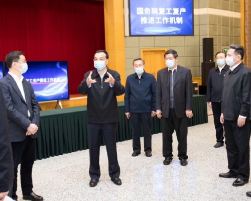 李克強(左二)視察疫情防治工作。中國政府網
