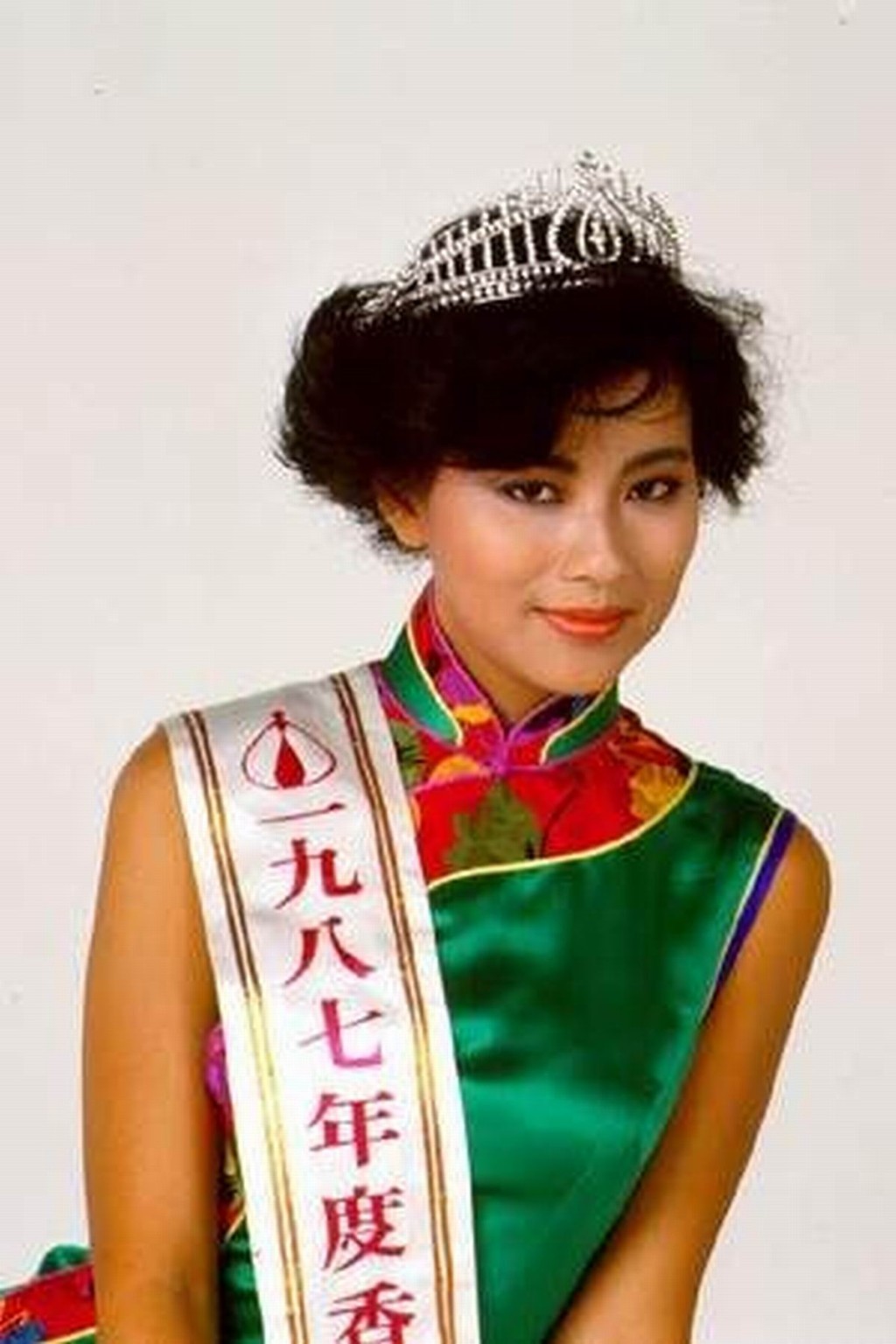 李美鳳獲得1987年香港小姐亞軍及最上鏡小姐。