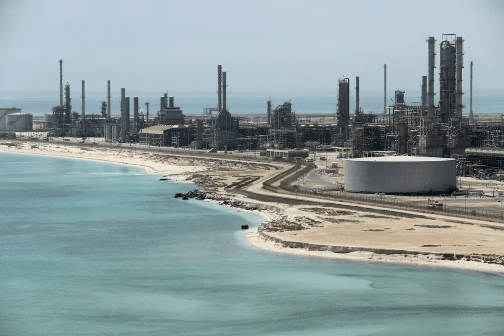 2018年5月21日,沙烏地阿拉伯拉斯塔努拉煉油廠和石油碼頭全景。路透社 2018年5月21日,沙烏地阿拉伯拉斯塔努拉煉油廠和石油碼頭全景。路透社