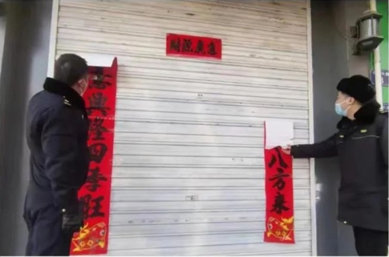 在江苏有城管在春节过后撕掉商户门上的春联。