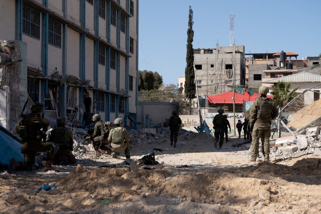 今年1月至2月，納塞爾醫院周圍地區遭到以軍猛烈轟炸，3月26日，以色列坦克和裝甲車更包圍該醫院。路透社