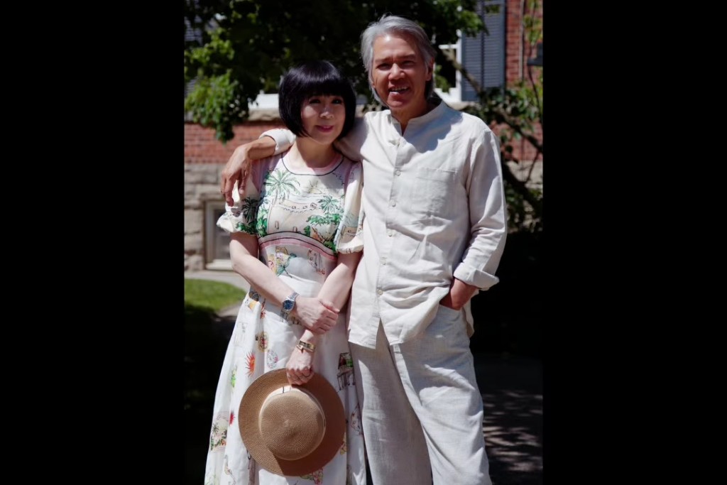 林嘉华与太太的合照由儿子操刀。