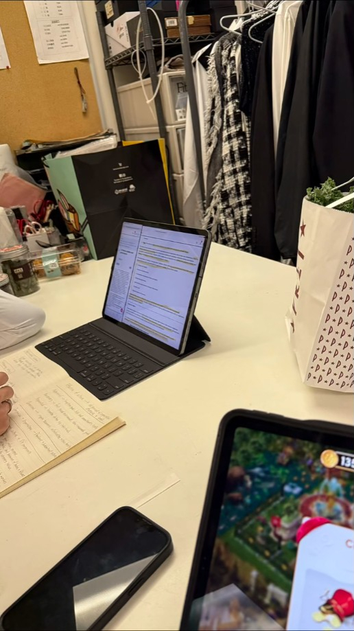 呂慧儀開工都抽時間溫習。 呂慧儀開工都抽時間溫習。