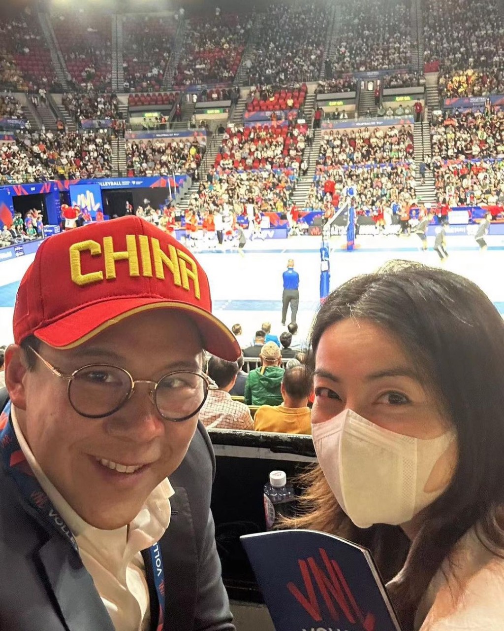 兩人早前結伴看世界女排聯賽香港站，捧中國女排。