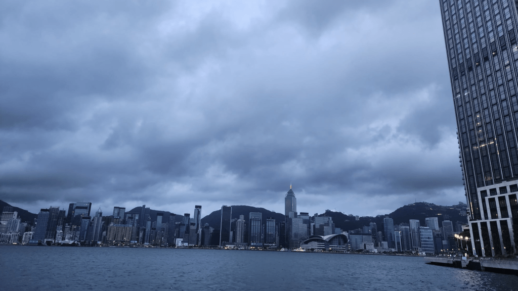 本港地區今日天氣大致多雲，間中有狂風驟雨及雷暴，雨勢有時較大。黎志偉攝