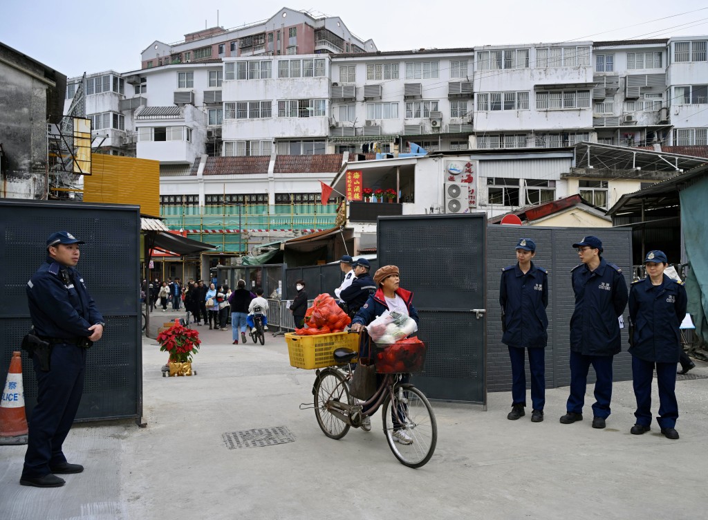 鄧炳強透露,計劃未來在沙頭角正式關口推行「合作查驗、一次放行」通關模式。 鄧炳強透露,計劃未來在沙頭角正式關口推行「合作查驗、一次放行」通關模式。