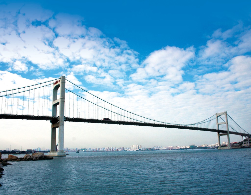 長江基建於1993年首度參與發展內地收費道路及橋樑項目。